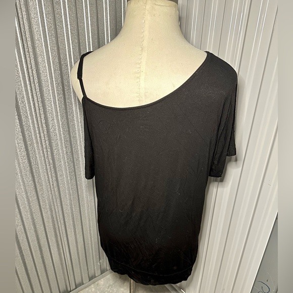 Torrid Super Soft One Shoulder Top with Graphic Lips size 2 - Picture 3 of 4